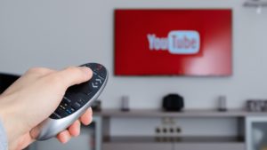 Hoe u YouTube op uw tv kunt bekijken