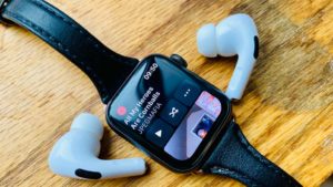 Hoe u op elke smartwatch naar uw muziek kunt luisteren